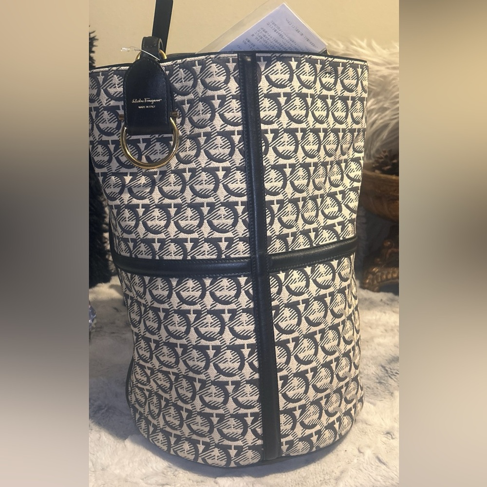 Salvatore Ferragamo Gancini Jacquard Mono Logo Canvas Bucket - Picture 2 of 14